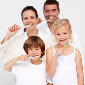 Familie bei der täglichen Mundhygiene